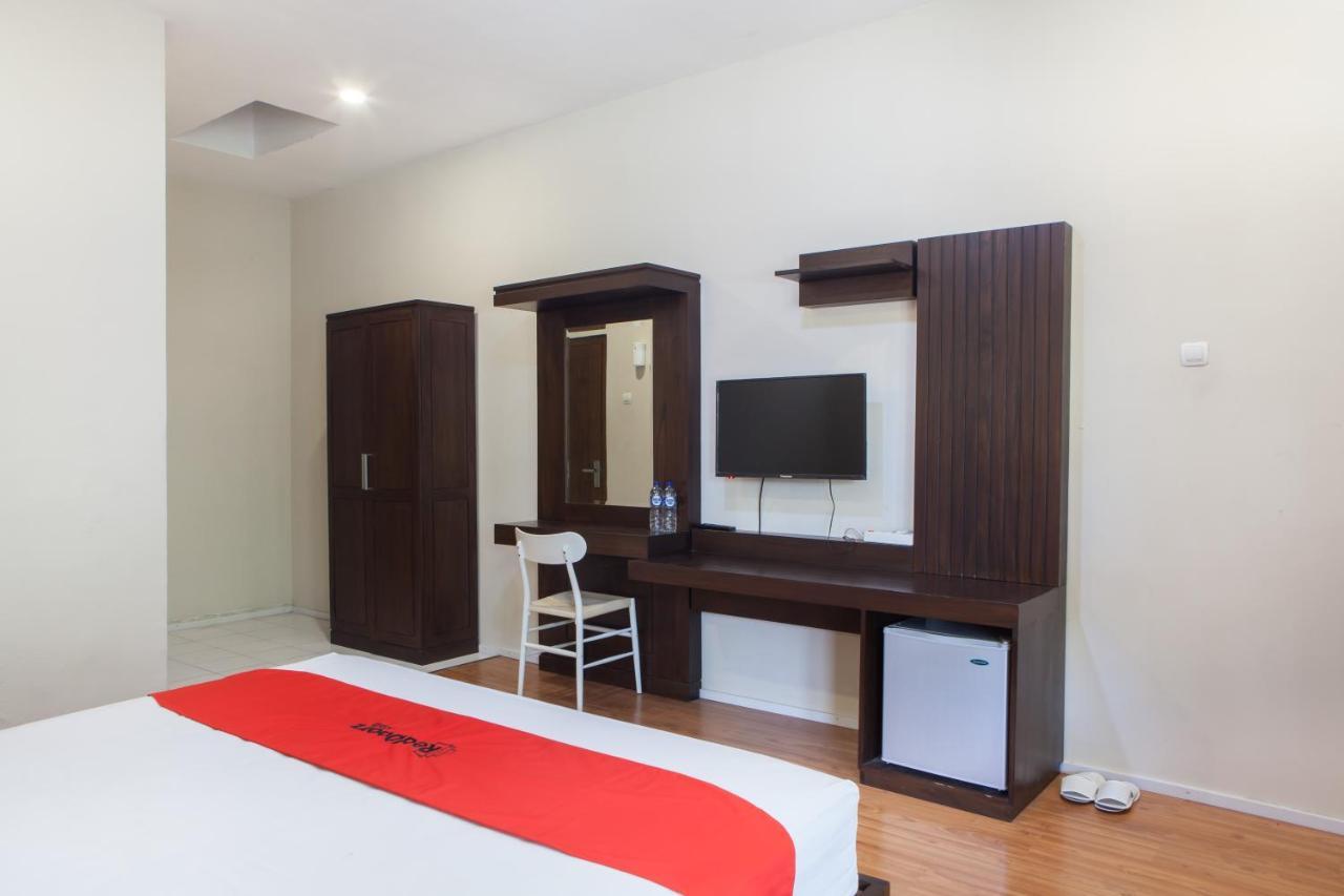 Reddoorz Plus Near Mall Roxy Banyuwangi Banyuwangi  Bagian luar foto