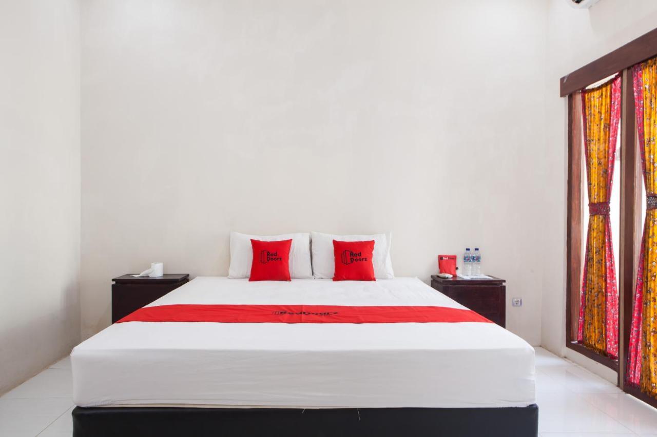 Reddoorz Plus Near Mall Roxy Banyuwangi Banyuwangi  Bagian luar foto