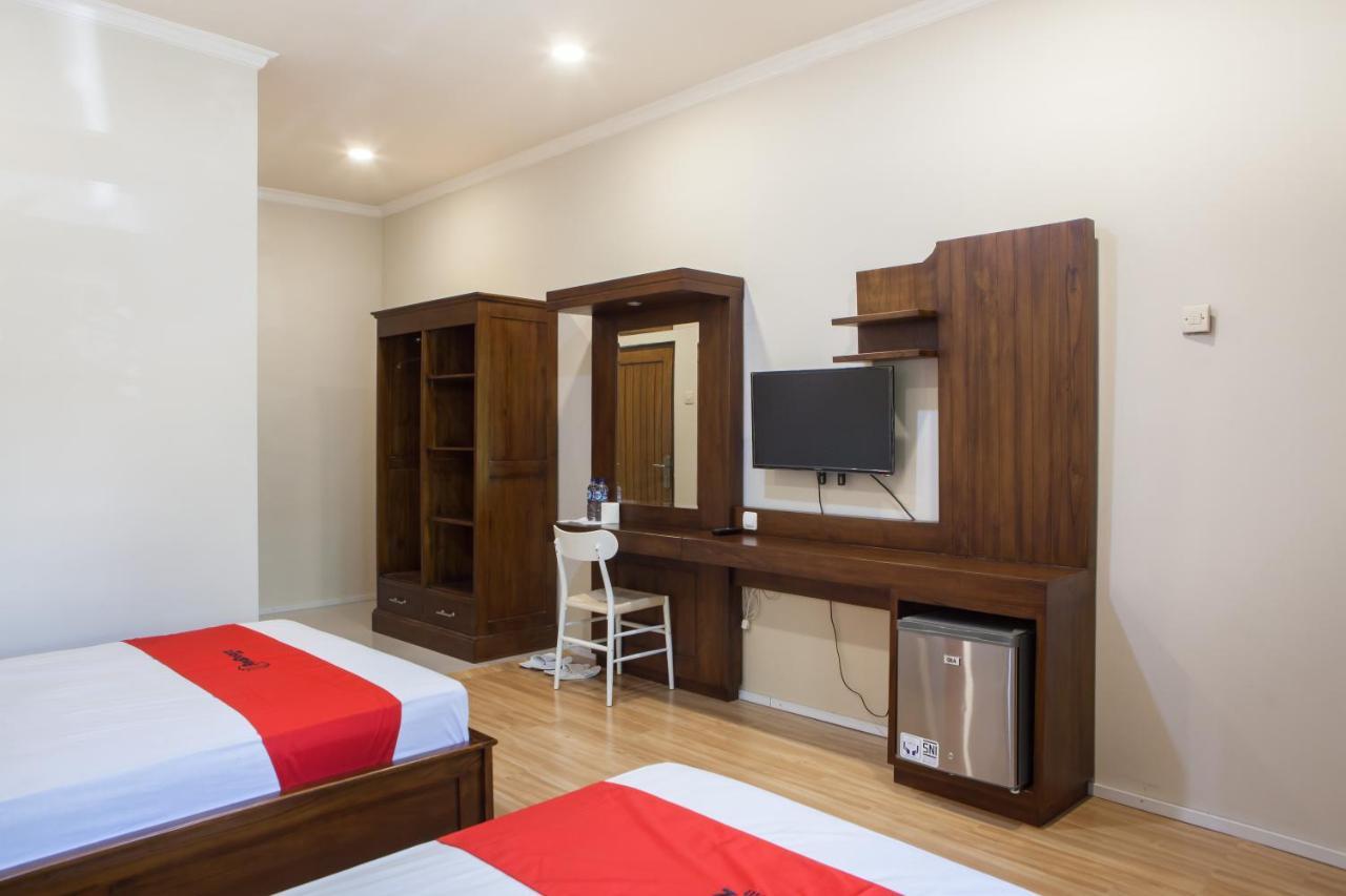Reddoorz Plus Near Mall Roxy Banyuwangi Banyuwangi  Bagian luar foto