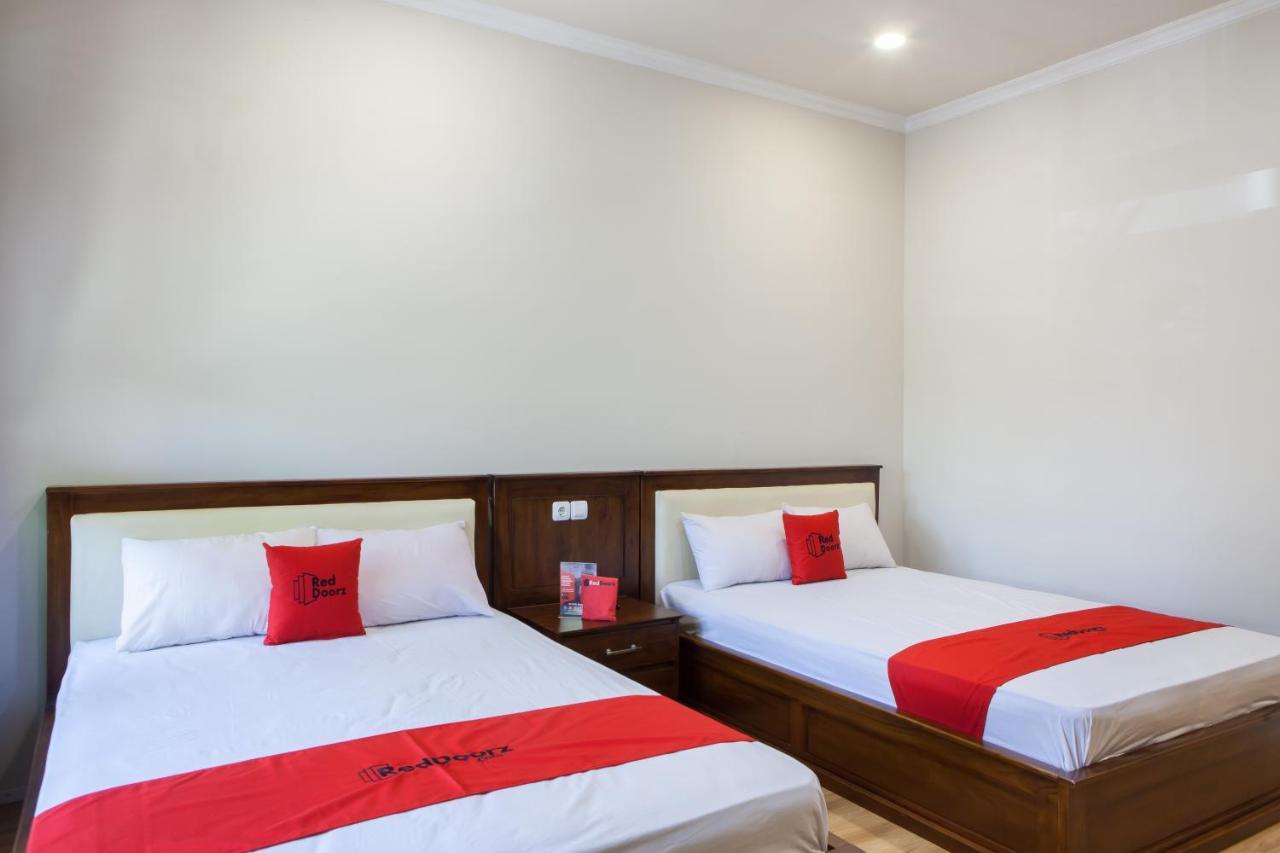 Reddoorz Plus Near Mall Roxy Banyuwangi Banyuwangi  Bagian luar foto