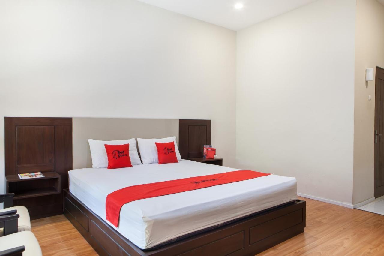 Reddoorz Plus Near Mall Roxy Banyuwangi Banyuwangi  Bagian luar foto