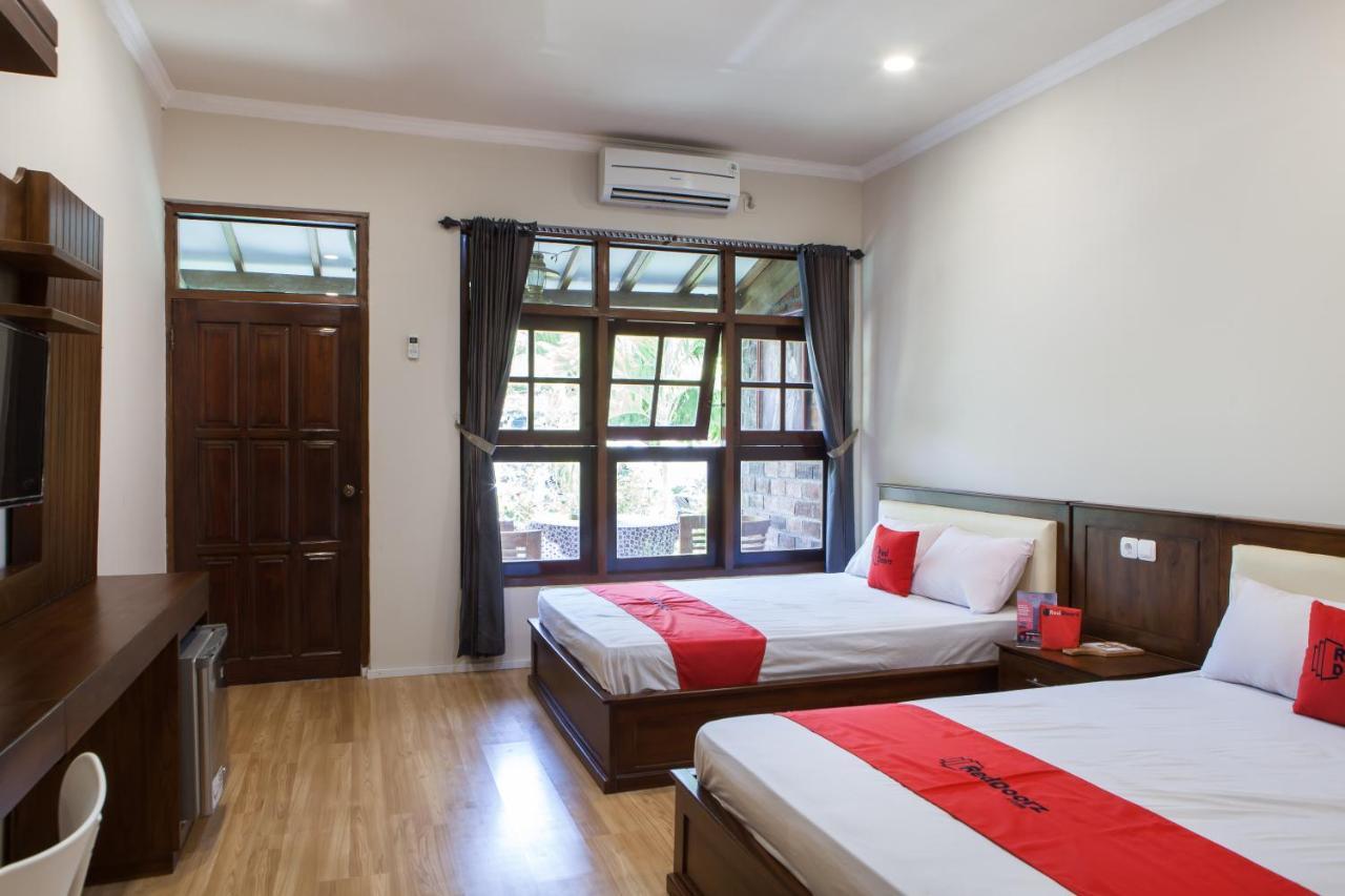 Reddoorz Plus Near Mall Roxy Banyuwangi Banyuwangi  Bagian luar foto