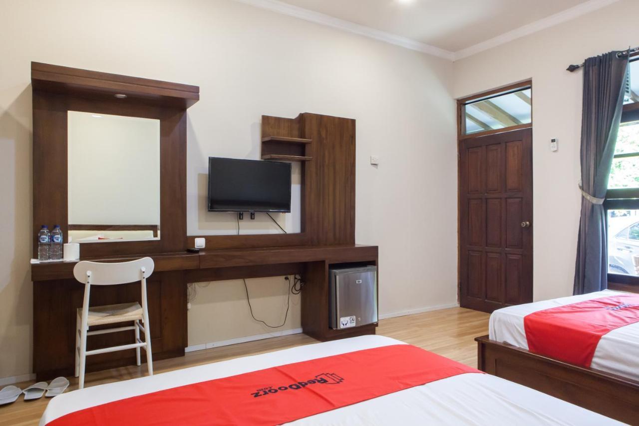 Reddoorz Plus Near Mall Roxy Banyuwangi Banyuwangi  Bagian luar foto