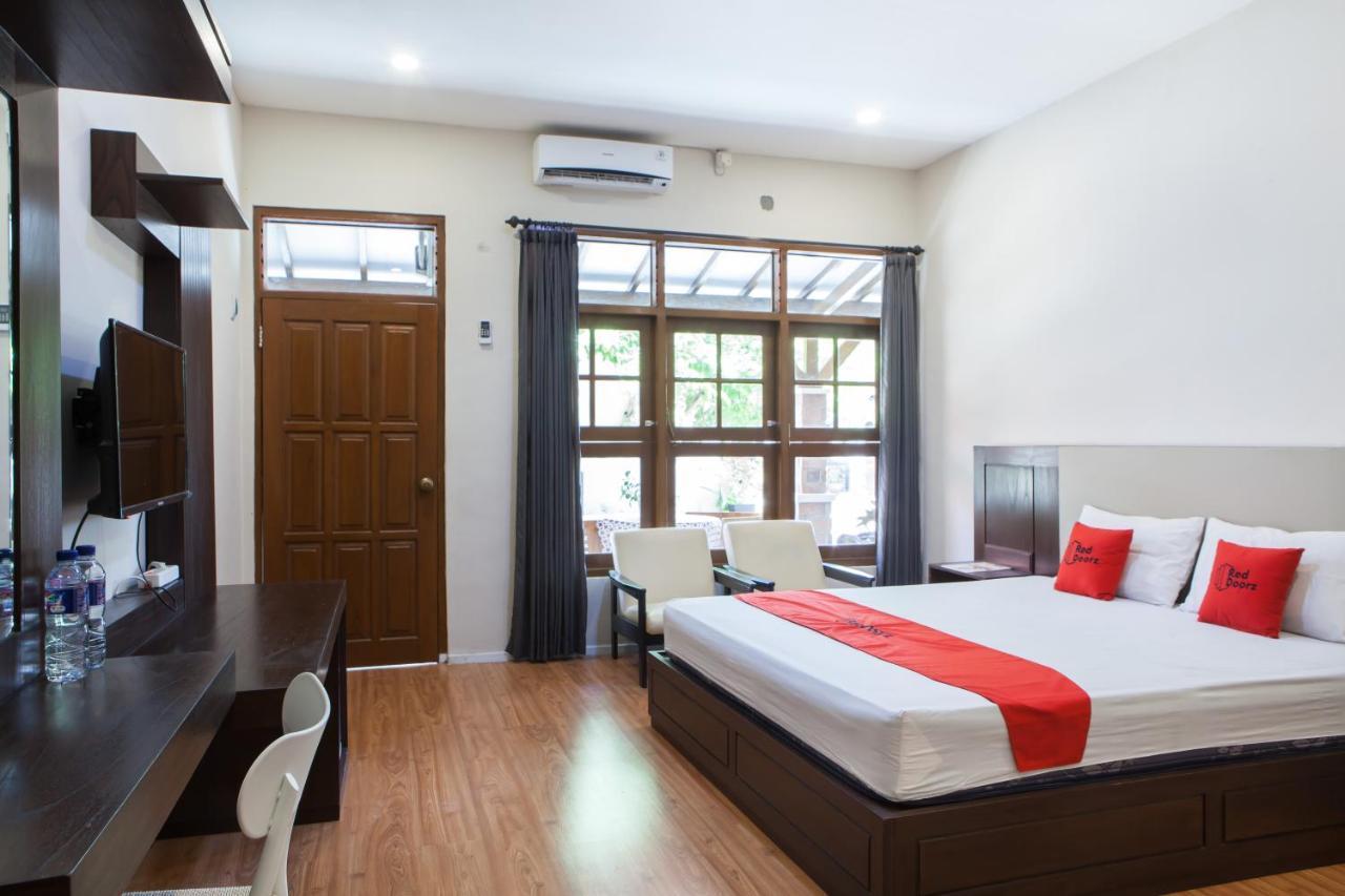 Reddoorz Plus Near Mall Roxy Banyuwangi Banyuwangi  Bagian luar foto