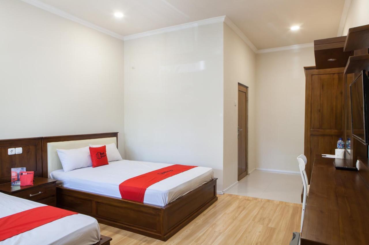 Reddoorz Plus Near Mall Roxy Banyuwangi Banyuwangi  Bagian luar foto